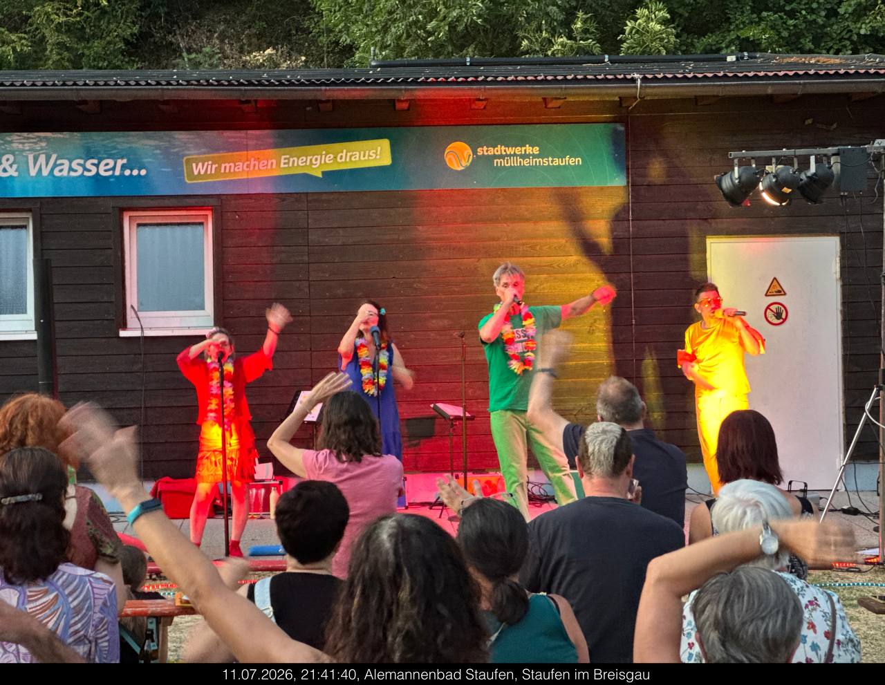 Die Klangfarben und das Publikum feiern den "Sommerhit" Open Air im Alemannenbad in Staufen
